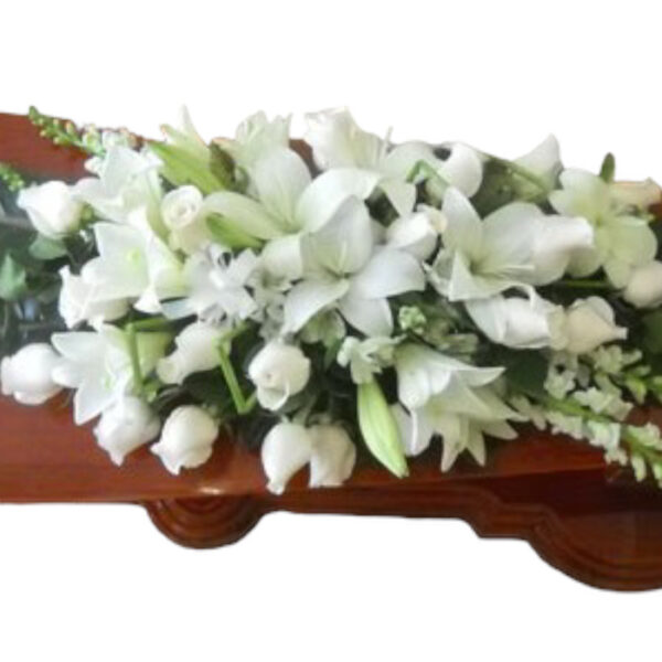 Cubre ataúd con rosas, lilium y azucenas – Flores Adry