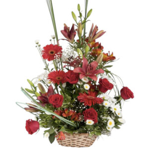 Canasto con flores de estación y rosas