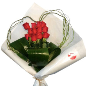 Ramo con 12 rosas con hojas -corazón-