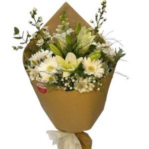 Ramo con flores de estacion blancas -madera-