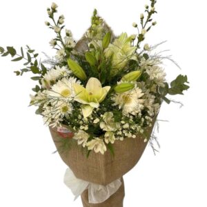 Ramo con flores de estacion blancas -arpillera-