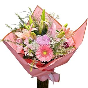 Ramo rosado con flores de estacion