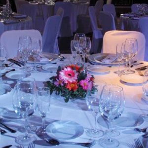 Centro de Mesa - Tradicional con flores de estación