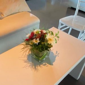 Centro de Mesa - Florero cuadrado con flores de estación