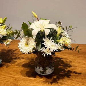 Centro de Mesa - Florero con flores de estación