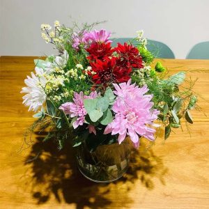 Centro de Mesa - Florero con flores de estación