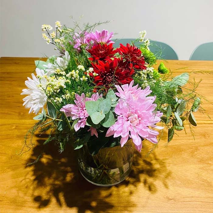 Centro de Mesa - Florero con flores de estación