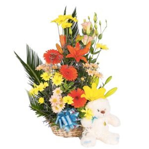 Canasto con flores de estacion y peluche