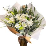 Ramo madera con flores de estacion blancas
