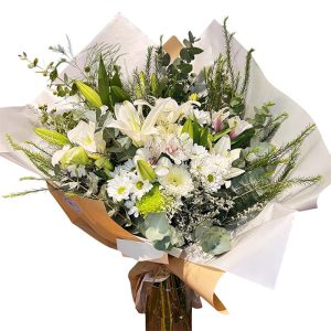 Ramo madera con flores de estacion blancas