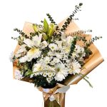 Ramo con flores de estación blancas (papel dorado)